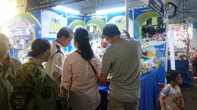 Khách tham quan và mua sắm tại gian hàng E80 - Vua Tỏi Lý Sơn tại Festival