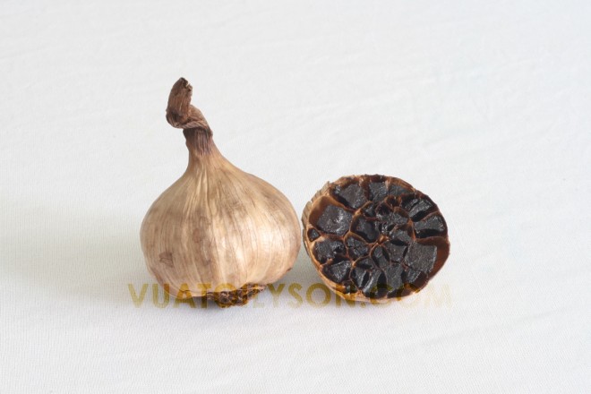 Tỏi đen (Black garlic) là tỏi được lên men chậm , dưới sự kiểm soát chặt chẽ nhiệt độ và độ ẩm.